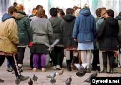 Жанчыны-асуджаныя ідуць строем у сталовую ў жылой зоне Гомельскай жаночай калёніі. Архіўнае фота