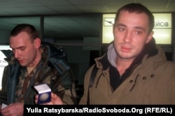 Євген Терехов (праворуч), кандидат на посаду міського голови Павлограда, боєць АТО, в аеропорту після прильоту з лікування у Литві. 2015 рік