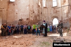 Стародубщина. Руїни собору Успіння Пресвятої Богородиці в Успенському Кам'янському монастирі. Селище Забрама Климівського району. Цегляний собор був зведений в 1776–1779 в стилі українського бароко замість колишнього дерев'яного