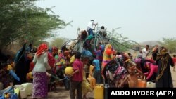 Таза суу алыш үчүн чогулган йемендиктер. 12-май, 2018-жыл. Ходейда.