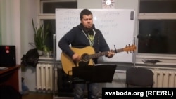 Алесь Дзянісаў падчас выступу на курсах "Мова Нанова" ў Горадні, 2016 год