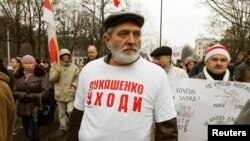 Мужчина в майке с надписью: "Лукашенко, уходи" во время акции протеста в Минске. 3 ноября 2013 года.