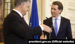 Президент України Петро Порошенко (ліворуч) і федеральний канцлер Австрії Себастіан Курц. Відень, 8 лютого 2018 року
