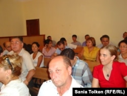 Присутствующие в зале на суде по делу оппозиционных деятелей Акжаната Аминова, Серика Сапаргали и Владимира Козлова. Актау, 16 августа 2012 года.