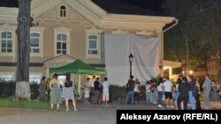 Слушатели подходили, задерживались и шли дальше. Но была небольшая группа поддержки Руслана Башаева, которая присутствовала на его выступлении от начала до конца. Алматы, 4 августа 2018 года.