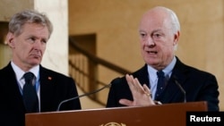 Ян Игиланд (солдо) жана Стефан де Мистура Женевадагы басма сөз жыйында. 9-март, 2016-жыл.