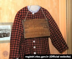 «Я сьогодні розмовляв латиською». Дошка ганьби для школярів, кінець ХІХ століття. З експозиції Латвійського національного історичного музею