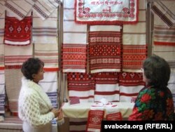 Неглюбскія ручнікі на фэстывалі "Кросенцы" ў Ветцы, Гомельскай вобласьці. 27 кастрычніка 2013 году 