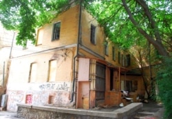 Вигляд на «будинок з балконом Грушевського» із двору, 2018 рік