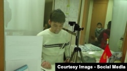 Сеулдагы кыргыздар биометрикалык маалымат тапшырып жатышат.