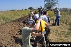 Сотні мешканців Запоріжжя у суботу, 6 вересня, виїхали копати траншеї для оборони свого міста. Активісти розтягнулись на декілька кілометрів. Мало хто вірить в оголошене перемир’я. (Світлини зі сторінки у Фейсбуці Андрія Рибальченка)