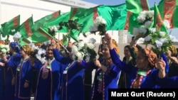 Türkmenistanda iri desgalaryň ulanylyşa berilmegi uly dabaralar bilen geçýär, käwagt döwlet ýolbaşçylary gatnaşýar. 