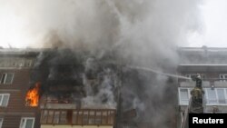 Тушение пожара  в квартире, где взорвался газовый баллон. Иллюстративное фото.