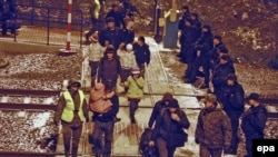 Затримані на польсько-німецькому кордоні біженці в супроводі правоохоронців, 15 грудня 2009 рік