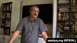 Евгений Жовтис беседует с Азаттык Азия в своей квартире в Алматы. 9 августа 2025 года