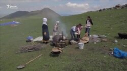 Айылдык теңин чанган кыздар