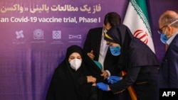 Мешканка Ірану отримує дозу вакцини місцевого виробництва під час першої фази її випробування
