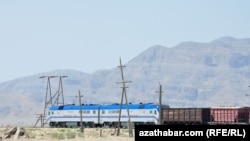 “Demirgazyk-Günorta transmilli demir ýoly” Türkmenistany Gazagystanyň üsti bilen Orsýet we Hytaý bilen, Eýranyň üsti bilen bolsa Pars aýlagyndaky ýurtlar bilen baglanyşdyrar. 