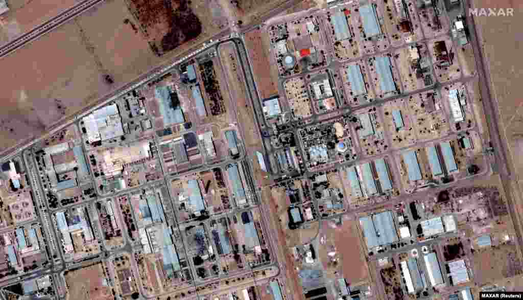 Emeli hemra suratlary Isfahan urany baýlaşdyryş desganyň 19-njy iýundaky we 22-nji iýunda ABŞ-nyň zarbalaryndan soňky ýagdaýyny görkezýär.