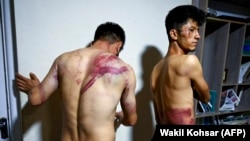 Ооганстандагы "Этилаатроз" басылмасынын кабарчылары талибдерде туткунда кезинде кыйноого алынышкан. Неамат Накди (солдо) жана Таки Даряби гезиттин Кабулдагы кеңсесинде.  8-сентябрь, 2021-жыл.