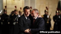 Ֆրանսիայի նախագահ Էմանյուել Մակրոնն ընդունում է Հայաստանի վարչապետ Նիկոլ Փաշինյանին, Փարիզ, նոյեմբեր, 2019թ․
