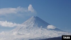 Когда шестеро отдыхающих остановились в распадке под склоном сопки, немного выше двое мужчин проехали на снегоходах над снежным карнизом и «сорвали» лавину