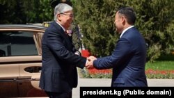 Садыр Жапаров (справа) и Касым-Жомарт Токаев в Бишкеке. 26 мая 2022 года.