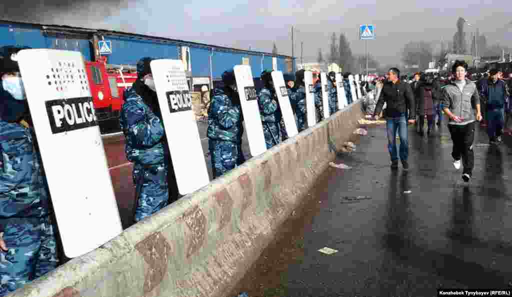 15 ноября людей на рынках «Кулагер» и «Арал» предупредили, что они должны освободить места. 