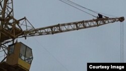 Рабочий на строительном кране на месторождении Каламкас. Мангистауская область, 11 января 2016 года.
