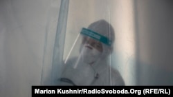 Згодом надійдуть ще 240 тисяч курсів, 75 тисяч із яких прибудуть в Україну до кінця цього тижня, кажуть у МОЗ