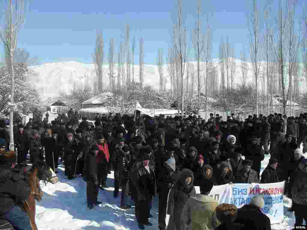 Исмаил Исаковдун жети жүздөн ашуун таламдашы Гүлчө кыштагындагы борбордук спорт майданында митинг өткөрүп, генералдын, ошондой эле Петровкадагы жана Балыкчыдагы оппозиция өкүлдөрүнүн абактан токтоосуз бошотулушун, өлкөнү ар тараптуу кризиске кептеген Бакиев бийлигинин кызматтан кетүүсүн талап кылышты.  