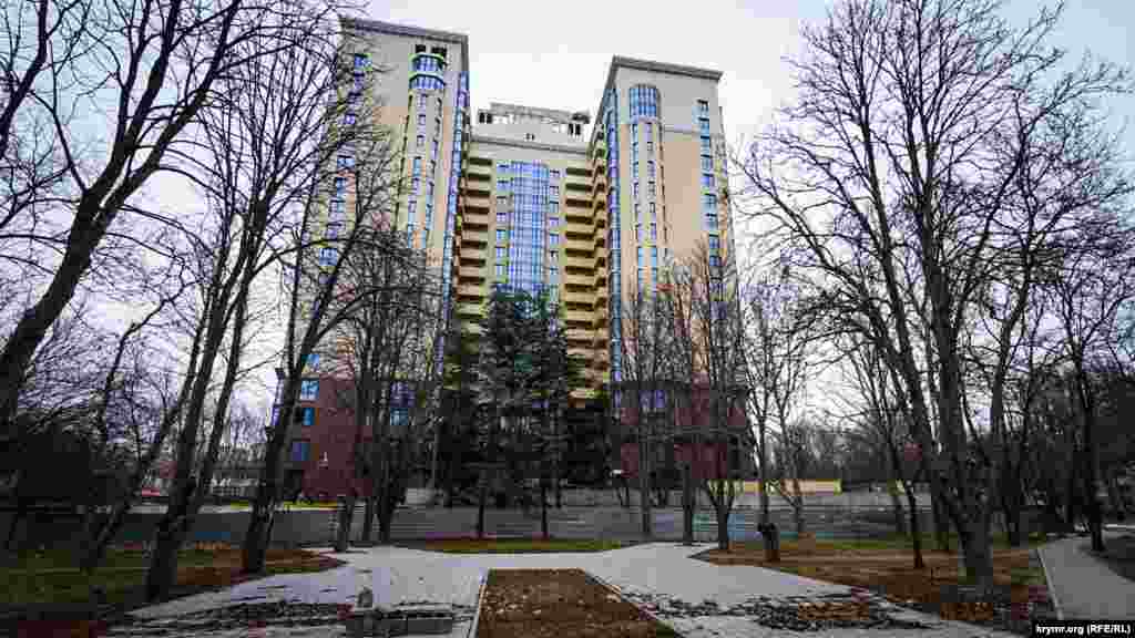 Ця 18-поверхівка &laquo;Тріумф&raquo; стоїть у центрі парку на місці кінотеатру &laquo;Мир&raquo;. У екcплуатацію її ще не здали