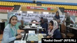 Мутриба Ҳотамӣ (аз чап).