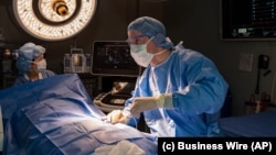 Angioplastia - procedura realizată de cardiologul intervenționist prin care se repară vasul de sânge astupat / blocat, în majoritatea cazurilor prin implant de stent - poate fi salvatoare pentru pacienții care suferă infarct de miocard. Imagine ilustrativă.