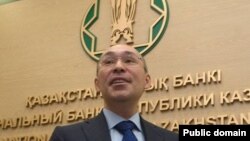 В соцсетях на девальвацию тенге ответили демотиваторами