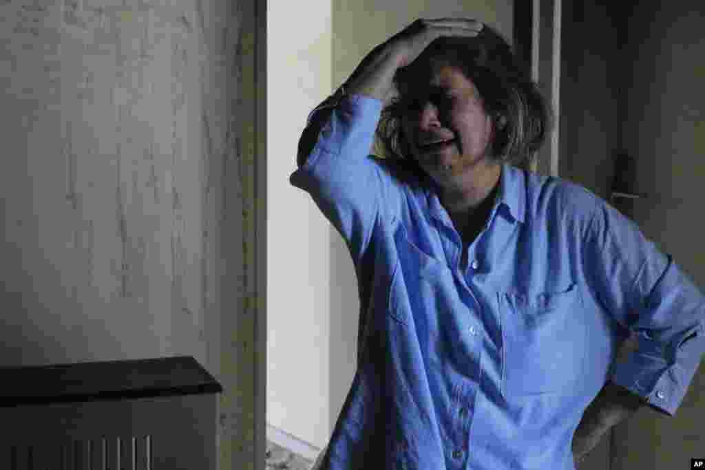 Израилдин соккусунан талкаланган үйүн көрүп ыйлап жаткан ирандык аял. 