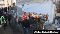 Ալբանիա - Փրկարարները տուժածին դուրս են բերում փլատակներից, Թումանե, 26-ը նոյեմբերի, 2019թ․