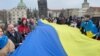 У Празі десятки українців розгорнули прапор України до прийдешнього Дня Соборності