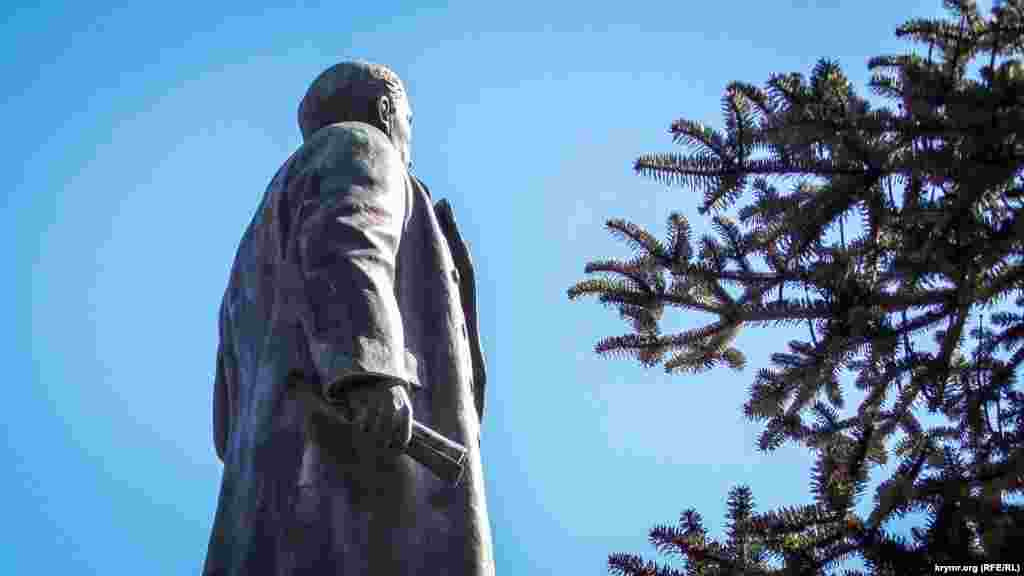 &laquo;Ватажок&raquo; всіх ялтинських пам&#39;ятників Володимир Ленін. Він розташований вище всіх, та й розмірами зрівнятися з ним ніхто не може