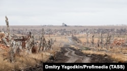 Boşap galan harabaçylyk. Basyp alyşdan bir ýyl geçensoň, Donetsk oblastynyň Marinka şäheri