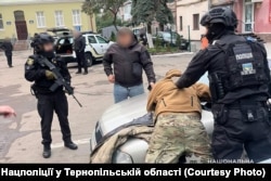 Момент затримання військовослужбовців у Тернополі, 15 жовтня 2025 року