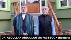 حامد کرزی رئیس جمهور سابق افغانستان (چپ) با عبدالله عبدالله رئیس پیشین شورای عالی مصالحه ملی افغانستان در کابل