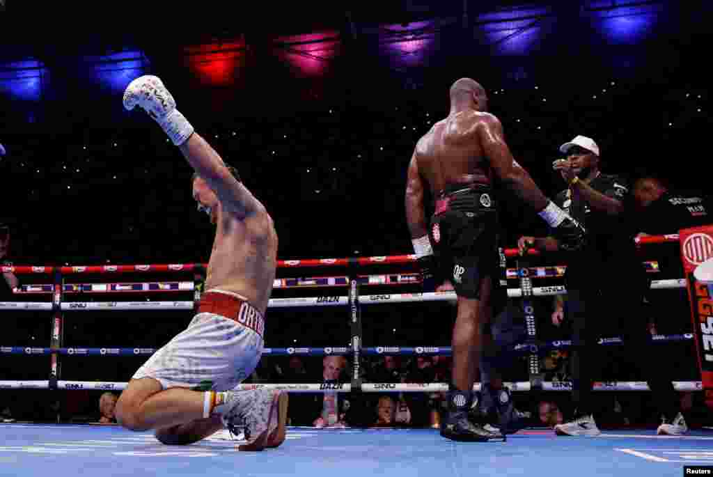 Бой Усика с Дюбуа состоялся на лондонском стадионе «Уэмбли» 19 июля. Усик в пятом раунде победил британца зрелищным нокаутом и в третий раз стал абсолютным чемпионом мира