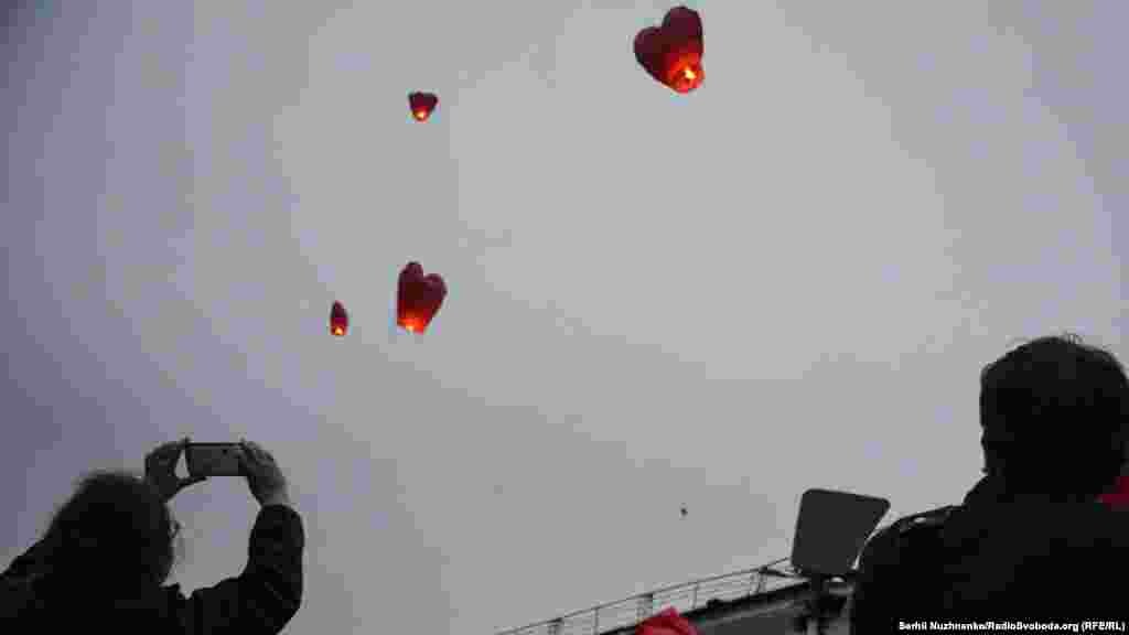 У небо запустили 100 небесних ліхтариків
