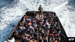 عکس آرشیف: گروهی از مهاجرین که قصد سفر به کشور های اروپایی را داشتند و توسط نیروهای دریایی متوقف شدند