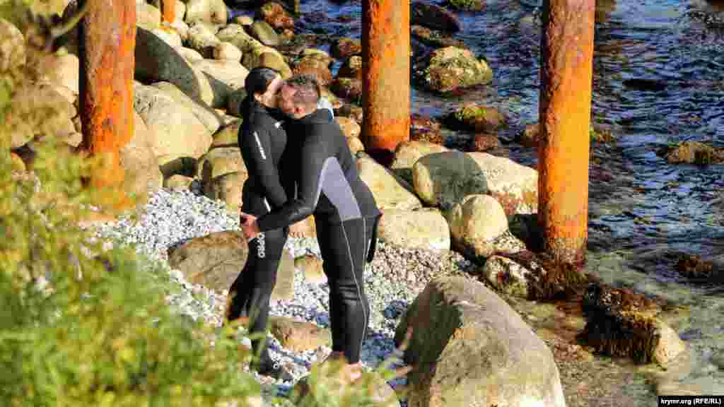 Парочка любителів попірнати з аквалангом злилася в поцілунку