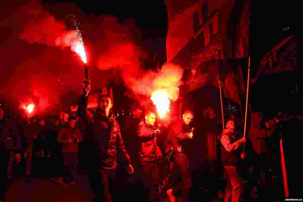 Цивільний корпус батальйону &laquo;Азов&raquo; провів марш за свідомість городян на виборах і за перезавантаження влади. Учасники мітингу підкреслили, що не підтримують жодного з кандидатів на посаду міського голови Запоріжжя у другому турі. В акції взяли участь близько 500 осіб. Хода пройшла від площі Маяковського до будівлі Запорізької міськради. Дорогою учасники вигукували патріотичні гасла і палили фаєри. Також перед міськрадою був спалений прапор Партії регіонів. Запоріжжя, 12 листопада 2015 року