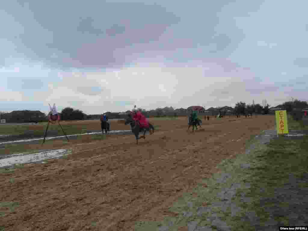 Традиционные скачки на конях &quot;Догони девушку&quot;.&nbsp;