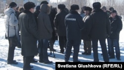 Люди собрались на пустыре в Астане в "День Несогласия". Астана, 25 февраля 2012 года.