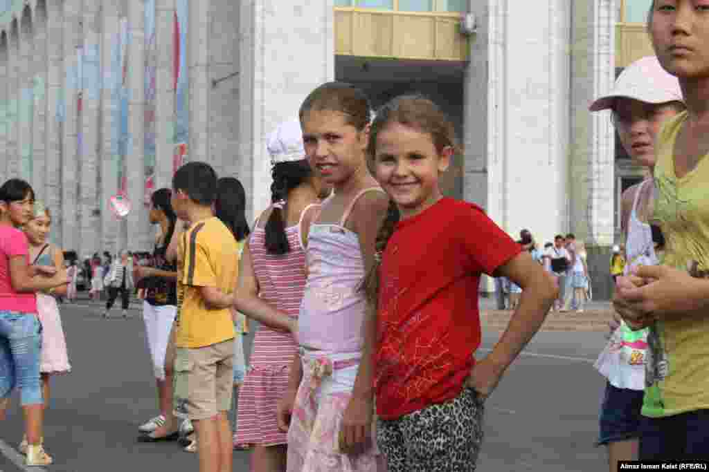 Школьники&nbsp;с удовольствием разучивали танцевальные движения. В отличие от взрослых в этот прохладный вечер они были рады всему. 